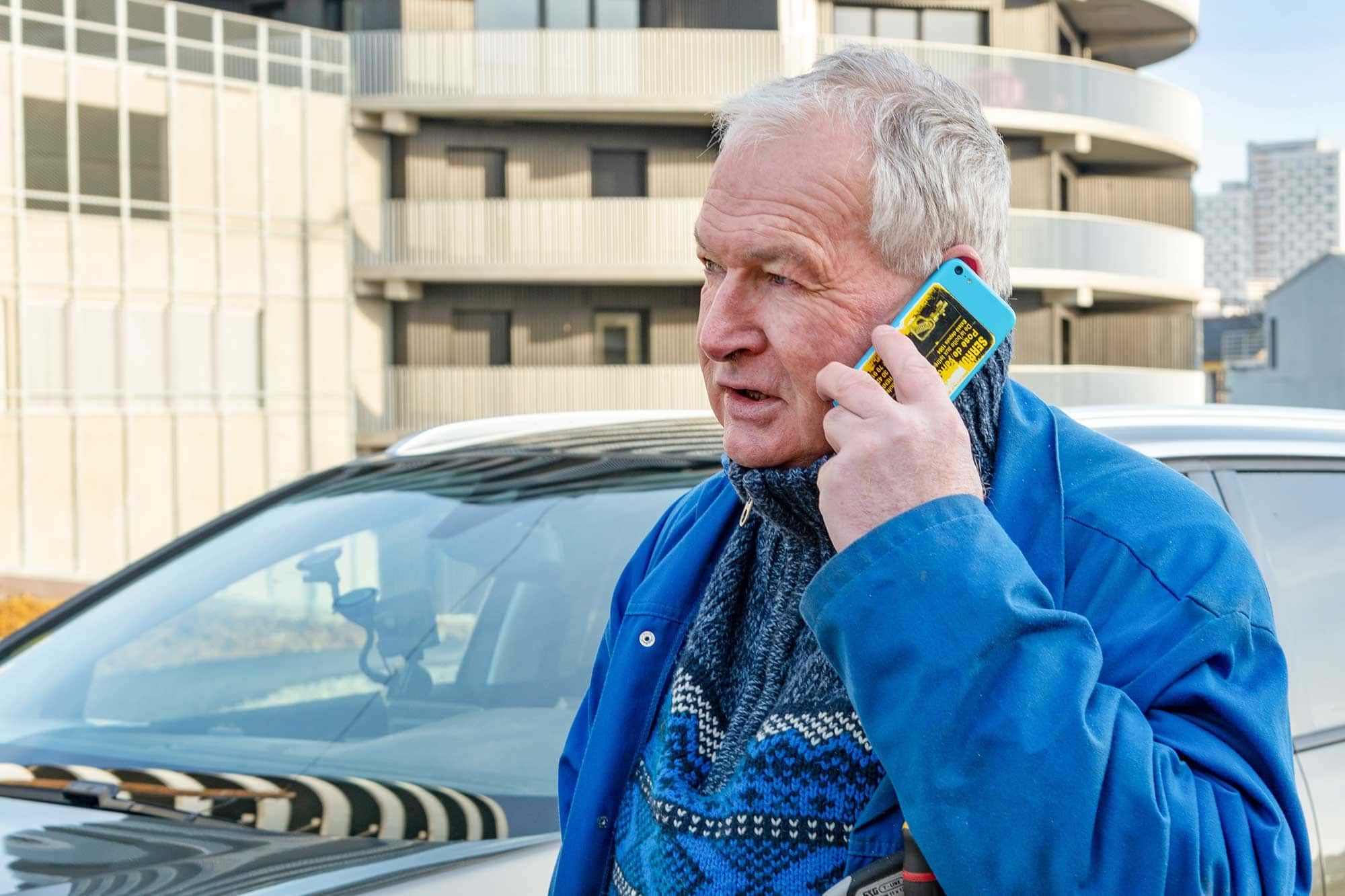 Serrurier au téléphone